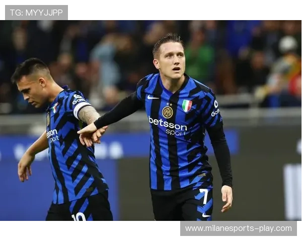 劳塔罗极具灵性的脚后跟做球再次让国米创造机会 劳塔罗极具灵性的脚后跟做球再次让国米创造机会